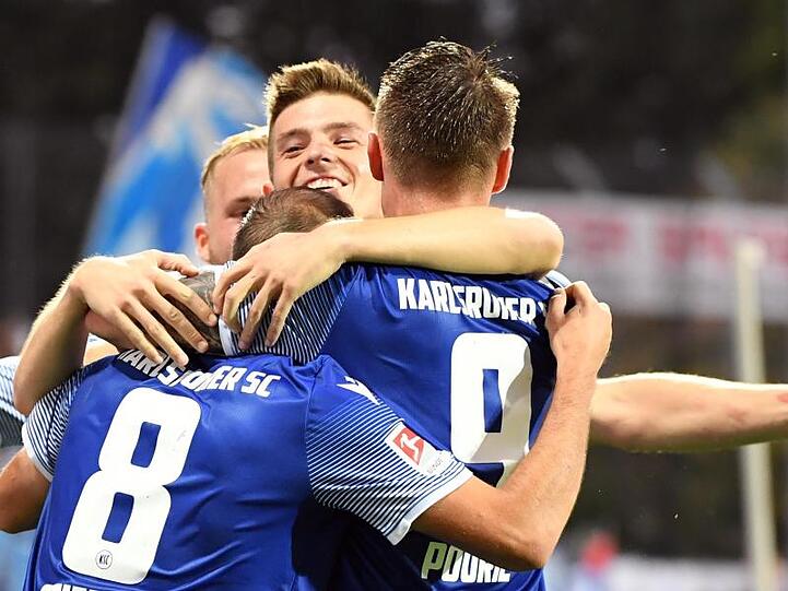 Die Karlsruher Spielern feiern den Treffer zum 1:0 gegen Sandhausen durch Manuel Stiefler.