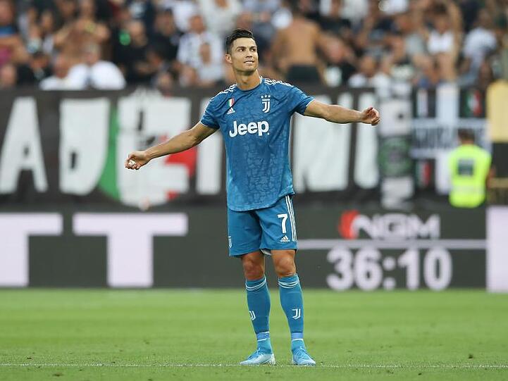 Juve-Star Ronaldo freut sich über den verdienten Auswärtssieg seines Teams.