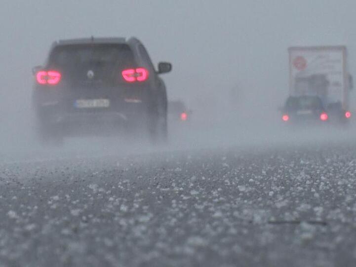 Autos fahren am Mittwochabend im Hagel auf der A7 bei Bockenem.