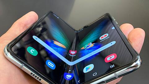 Das Smartphone Galaxy Fold von Samsung: Googles Smartphone soll aufgefaltet ein 7,6 Zoll großes Display haben - genauso groß wie beim Konkurrenz-Gerät.
