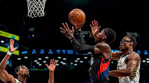 Dennis Schröder (M) und die Brooklyn Nets haben die NBA-Playoffs verpasst.