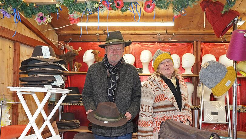 Charly und Anne Biber haben zur Auer Dult Trachtenhüte aus dem Allgäu und Schafwollmützen mitgebracht. Charly und Anne Biber haben zur Auer Dult Trachtenhüte aus dem Allgäu und Schafwollmützen mitgebracht.