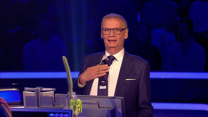 Schleichwerbung? Ach was! Günther Jauch konterkarierte bei "WSer wird Millionär?" die werbeverhindernden Maßnahmen der Regie und hielt das Etikett seiner Krawatte grinsend in die Kamera. Schleichwerbung? Ach was! Günther Jauch konterkarierte bei "WSer wird Millionär?" die werbeverhindernden Maßnahmen der Regie und hielt das Etikett seiner Krawatte grinsend in die Kamera.
