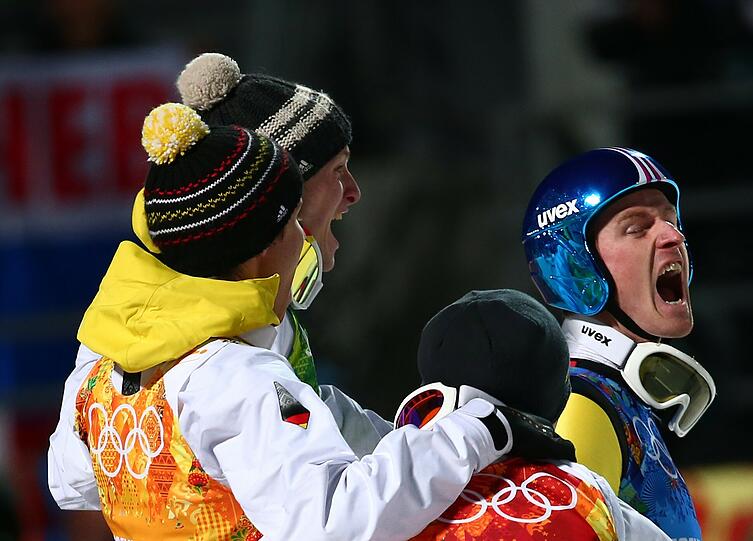 So sehen Sieger aus! So freuen sich Severin Freund, Andreas Wellinger, Marinus Kraus und Andreas Wank über ihren Sieg im Team-Springen.