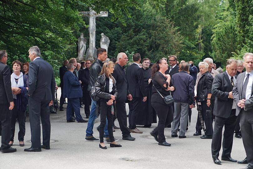 Knapp 400 Gäste kamen zum Waldfriedhof.