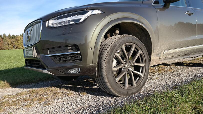 Per Knopfdruck lupft die Luftfederung den XC90 deutlich ibn die Höhe.