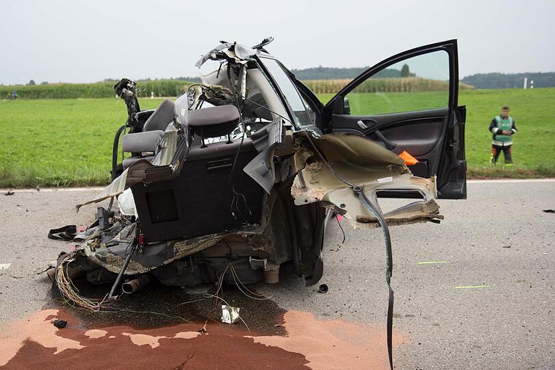 In Petting kam es am Montag zu einem schweren Unfall. Eine Frau wurde dabei tödlich verletzt, ihr Auto glich danach einem Wrack.