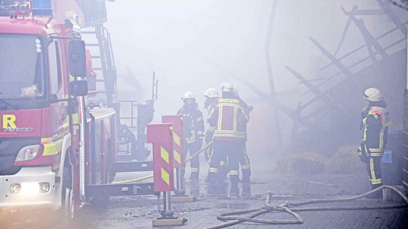 Die Bilder vom Feuerwehreinsatz in Pesenlern. Hier hatten es die Einsatzkräfte mit einem Großbrand auf einem Pferdehof zu tun.
