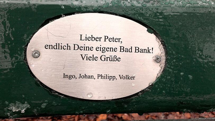 Im Englischen Garten und Nymphenburger Schlosspark haben Münchner tausende Plaketten mit Widmungen auf Parkbänken angebracht.