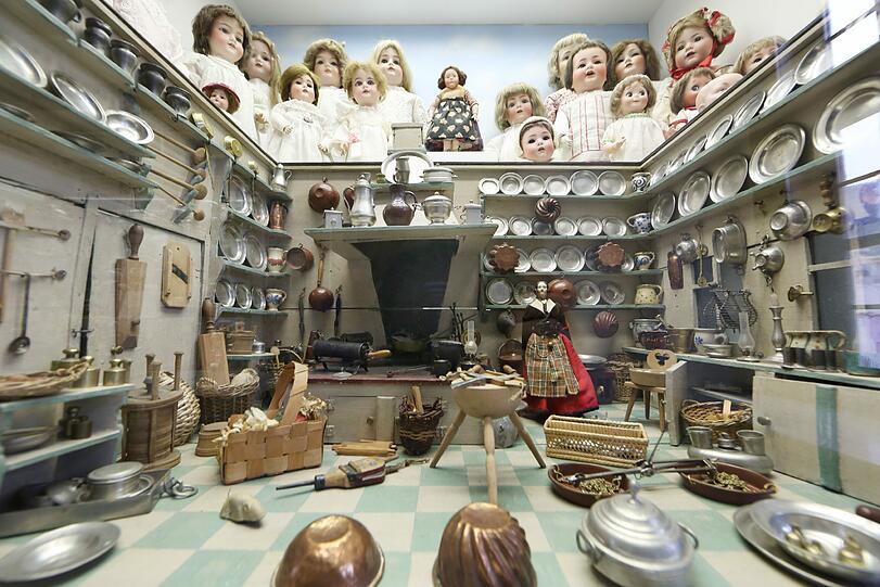 Stadtspaziergänger Sigi Müller erkundet das Spielzeugmuseum im Alten Rathaus bei Nacht.