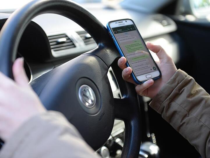 WhatsApp und Co. haben im fahrenden Auto nichts zu suchen - immer mehr Autofahrer halten sich aber nicht daran und gefährden Fußgänger.