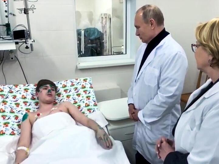 Wladimir Putin spricht mit einem Jungen, der beim Einsturz eines Mehrfamilienhauses aufgrund einer Gasexplosion verletzt wurde.
