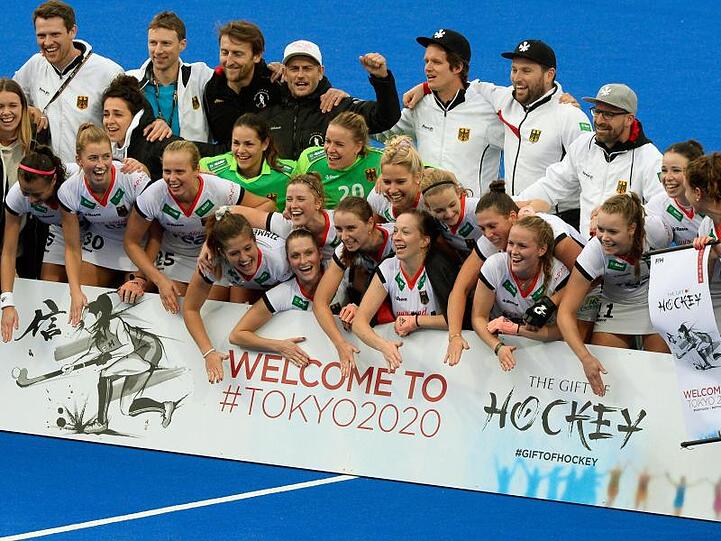 Die deutsche Hockey-Nationalmannschaft der Frauen jubelt nach dem 7:0 Sieg beim Hockeyländerspiel Deutschland gegen Italien.