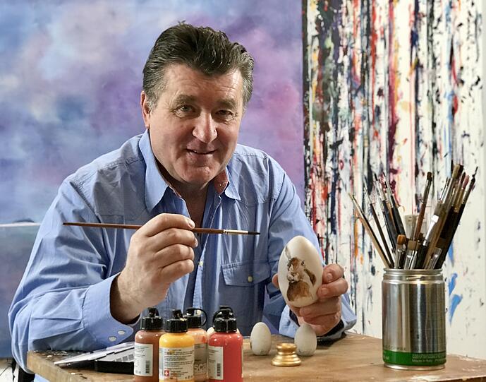 Schauspieler Bruno Apitz schwingt den Pinsel für den guten Zweck.