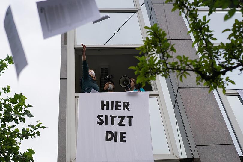 ... "Klima-Schmutz-Lobby". Mit Flugblättern will Susanne Egli, Initiatorin der Besetzung, auf den Klimaschutz aufmerksam machen.