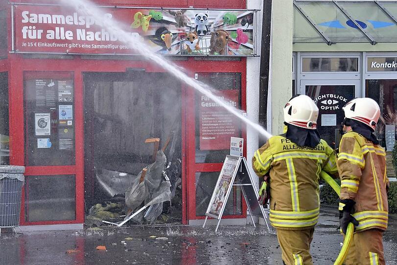 Die Feuerwehr konnte ein Abbrennen des Supermarktes nicht verhindern. Die Bilder vom Einsatzort.