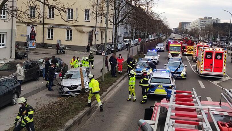 Die Feuerwehr sicherte die Unfallstelle ab, es kam es zu erheblichen Verkehrsbehinderungen.