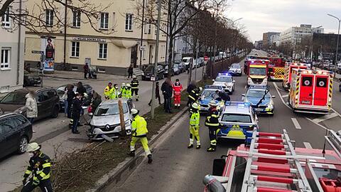 Die Feuerwehr sicherte die Unfallstelle ab, es kam es zu erheblichen Verkehrsbehinderungen.