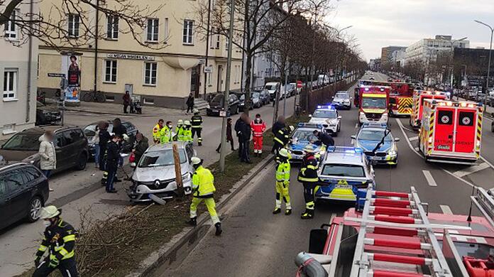 Die Feuerwehr sicherte die Unfallstelle ab, es kam es zu erheblichen Verkehrsbehinderungen.