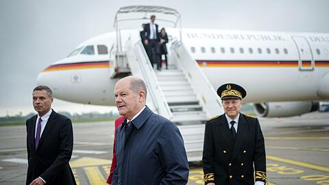 Bundeskanzler Olaf Scholz (SPD) kommt auf dem Flughafen in Straßburg an. Der Bundeskanzler spricht im EU-Parlament zu den Abgeordneten.