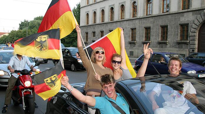 Ein Autokorso über die Münchner Leopoldstraße wird am Samstagabend nicht möglich sein.