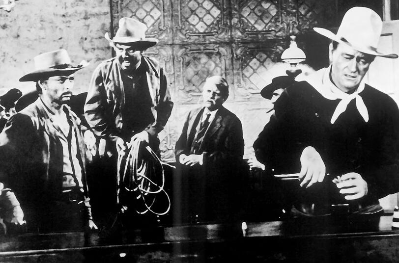 Tom Doniphon (John Wayne, rechts) ist weit und breit der einzige Mann, der es mit Liberty Valance und seinem Schergen Reese (Lee Van Cleef, links) aufnehmen kann. Tom Doniphon (John Wayne, rechts) ist weit und breit der einzige Mann, der es mit Liberty Valance und seinem Schergen Reese (Lee Van Cleef, links) aufnehmen kann.