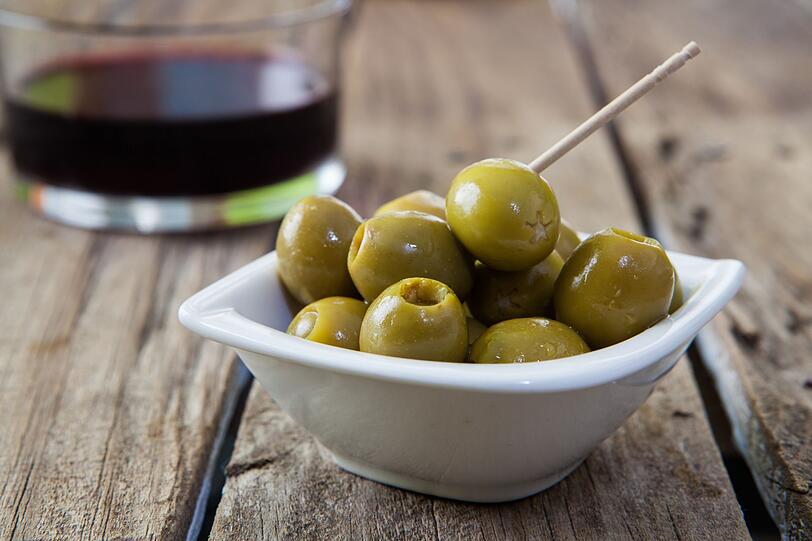 Oliven sind ebenfalls ein gesunder Snack, denn sie enthalten ungesättigte Fettsäuren, sowie beispielsweise Natrium, Kalzium und Zink. Geheimtipp: Die grünen Oliven haben etwas weniger Kalorien als die schwarzen. Oliven sind ebenfalls ein gesunder Snack, denn sie enthalten ungesättigte Fettsäuren, sowie beispielsweise Natrium, Kalzium und Zink. Geheimtipp: Die grünen Oliven haben etwas weniger Kalorien als die schwarzen.