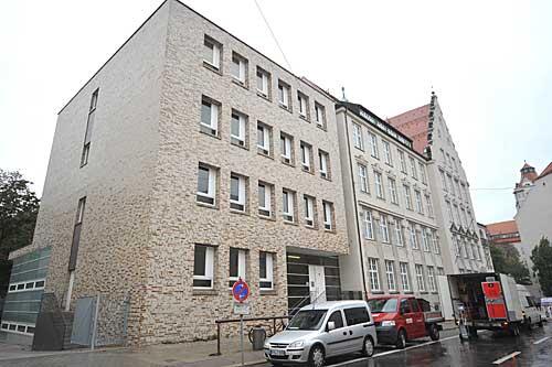 Das Gisela-Gymnasium am Schwabinger Elisabethplatz. Dank dem modernen Erweiterungsbau sind die Platzprobleme Geschichte.