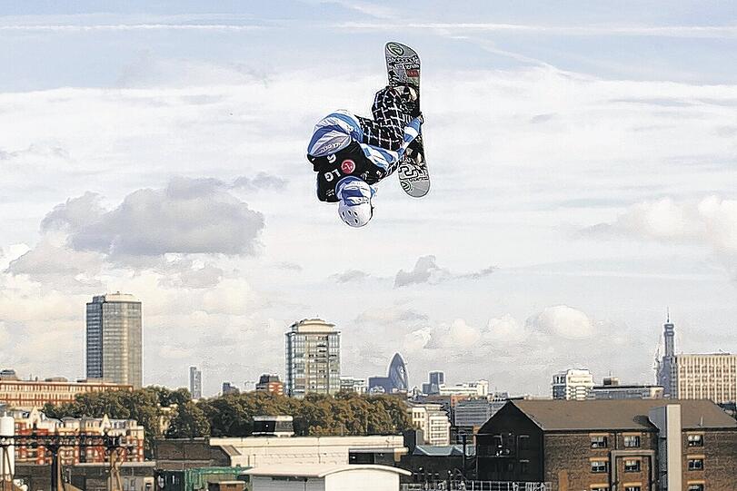 Der Finne Peetu Piiroinen legt über den Dächern Londons einen beeindruckenden Snowboard-Sprung hin. Foto: AP Photo
