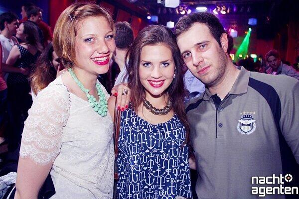 "Party, Eimer, Weiber und ne Bier mit Lorenz Büffel: Der freitag in der Naga. Mehr Bilder finden Sie unter: www.nachtagenten.de