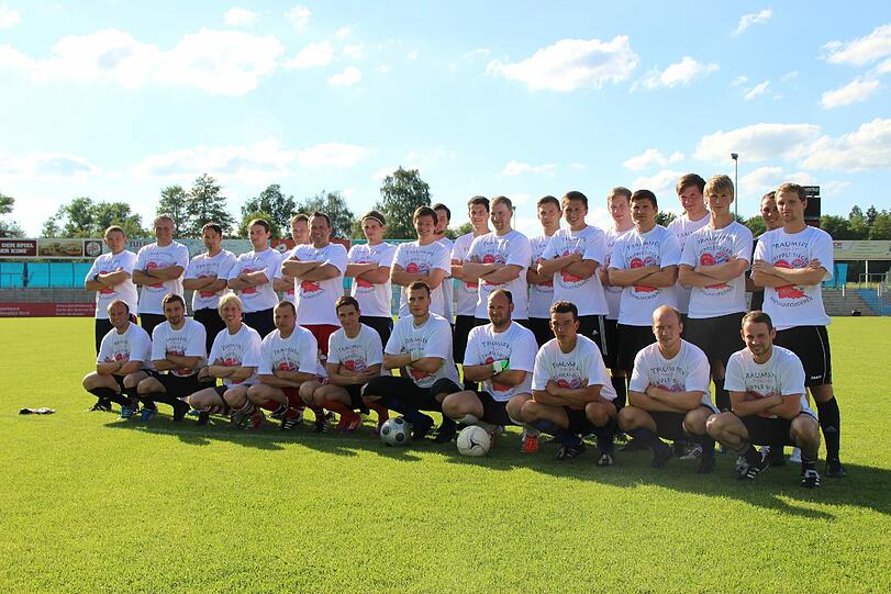 Das Team, das es mit dem Triple-Sieger aufnimmt: Eine Auswahl 
des Fanklubs Wildenau, die durch Weidener Spieler ergänzt wurde