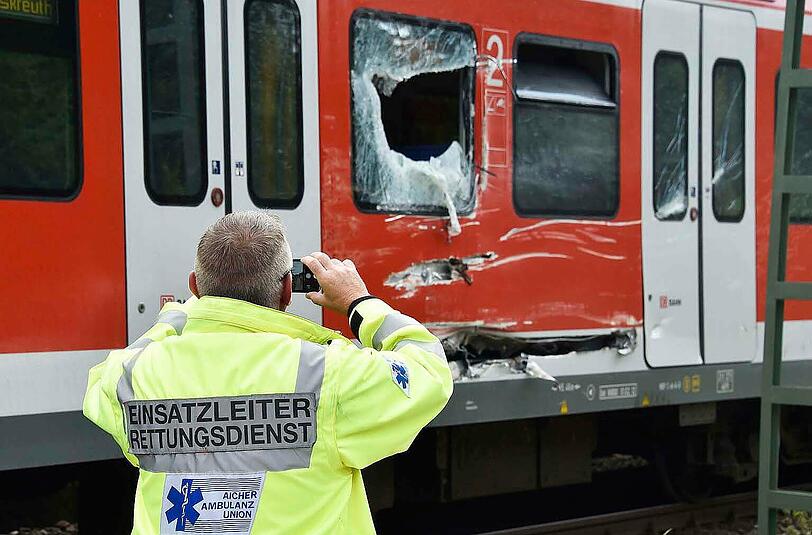 Die S-Bahn steht aufgeschlitzt auf der Strecke - ein Unimog erfasste die Bahn an einem unbeschrankten Bahnübergang.