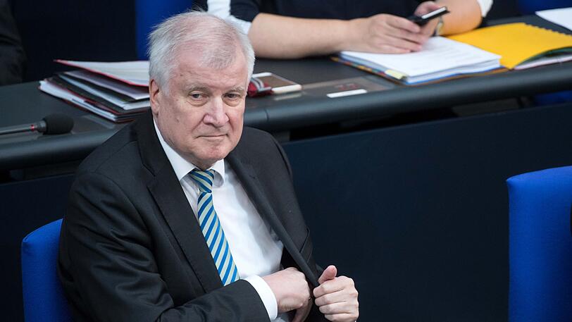 Horst Seehofer (CSU), Bundesminister für Inneres, Heimat und Bau, sitzt bei der Plenarsitzung im Deutschen Bundestag.