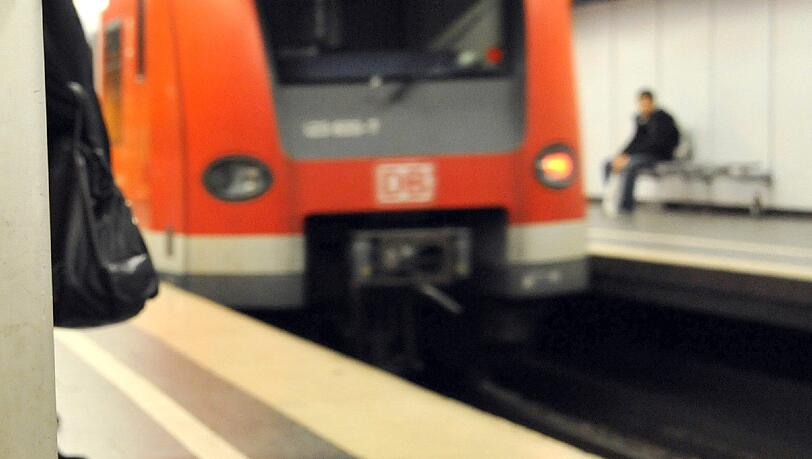 Einfahrende S-Bahn. (Symbolbild). Einfahrende S-Bahn. (Symbolbild).