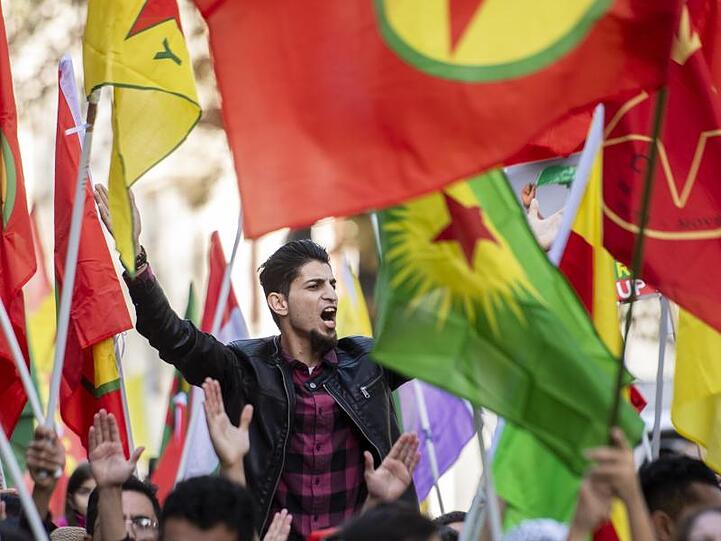 In Zürich und in vielen anderen Städten gingen Tausende auf die Straßen und protestierten gegen die türkische Offensive.
