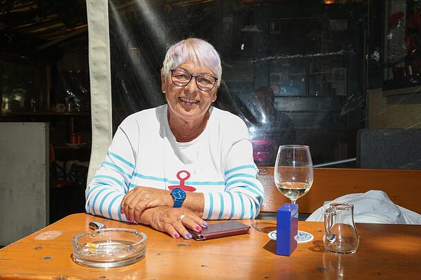 Gabi (71) kommt auch fast jeden Tag in den Wintergarten. Erinnert sich noch wer an Schampus, den Partylöwen? Er war ihre letzte Liebe. Gabi (71) kommt auch fast jeden Tag in den Wintergarten. Erinnert sich noch wer an Schampus, den Partylöwen? Er war ihre letzte Liebe.