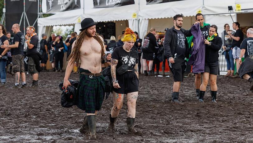 Regenmassen haben das Gelände des Wacken Open Airs in ein Schlammfeld verwandelt.