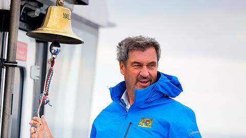 Selbst die Schiffsglocke des "Halunder Jets" hat es CSU-Chef Markus Söder angetan.