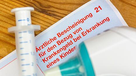 Gesetzlich versicherte Eltern k&ouml;nnen Krankengeld beantragen, wenn ein Kind unter zw&ouml;lf Jahren krank ist und sie deshalb nicht zur Arbeit gehen. (Symbolbild)