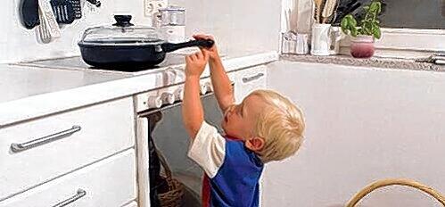 Hier droht Gefahr: In der Küche sollten kleine Kinder nie allein bleiben.