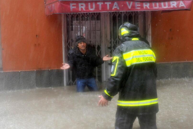 Schwere Unwetter in Italien haben in den letzten zwei Wochen mindestens 16 Menschen das Leben gekostet - Ende des Regens nicht vor Ende der Woche.