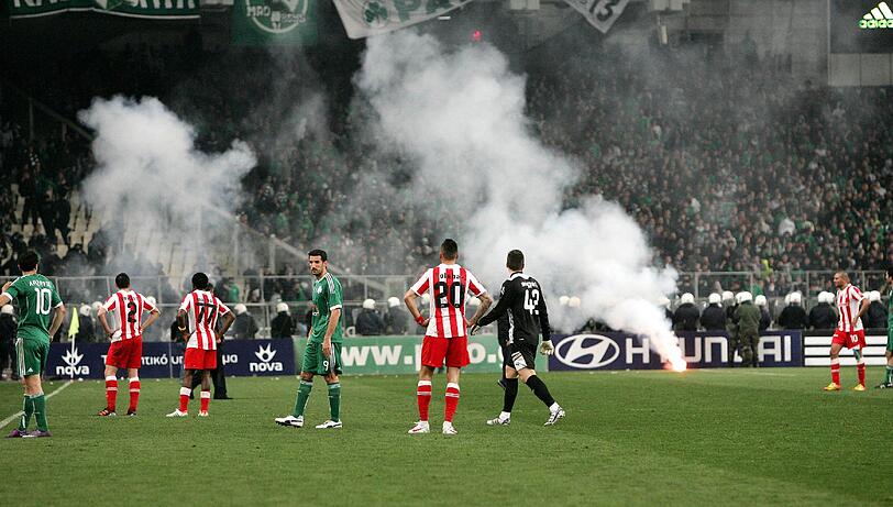 Schwere Aussreitungen in Athen: Im Duell zwischen Panathinaikos und Olympiakos geriet der Fußball zur Nebensache. Chaoten ließen es im Athener Stadion brennen, es gab viele Verletzte. Das Spiel wurde abgebrochen. Die Bilder
