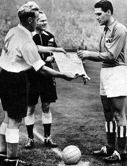 B WIE BESSERE ZEITEN: Ja, die gab es auch. Österreich zählte in den dreißiger Jahren des vergangenen Jahrhunderts zu den besten Mannschaften der Welt, holte 1932 den Europapokal für Nationalteams, wurde 1934 WM-Vierter und 1954 WM-Dritter. Lang, lang is' her.