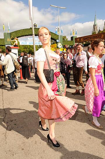 Alessandra Pocher, Claudia Effenberg und Co: Video: Promiandrang auf der Damenwiesn - Oktoberfest - Abendzeitung München