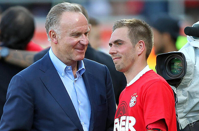 Bayern-Vorstandsboss Karl-Heinz Rummenigge (links) und Bayern-Kapitän Philipp Lahm nach dem letzten Spieltag der vergangenen Meister-Saison.