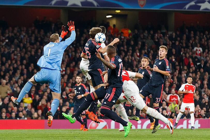 Auch Manuel Neuer scheint davon beeindruckt. Anders ist sein Patzer hier nicht zu erklären.