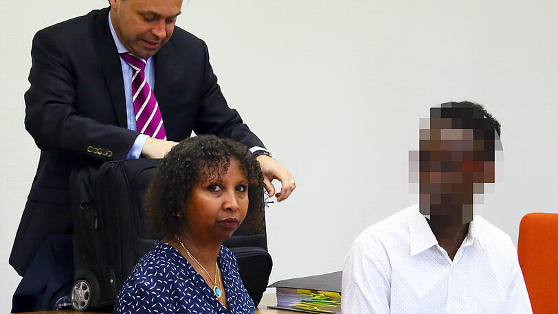Der Angeklagte Abdulkadir U. mit der Dolmetscherin und seinem Strafverteidiger Alexander Eckstein.