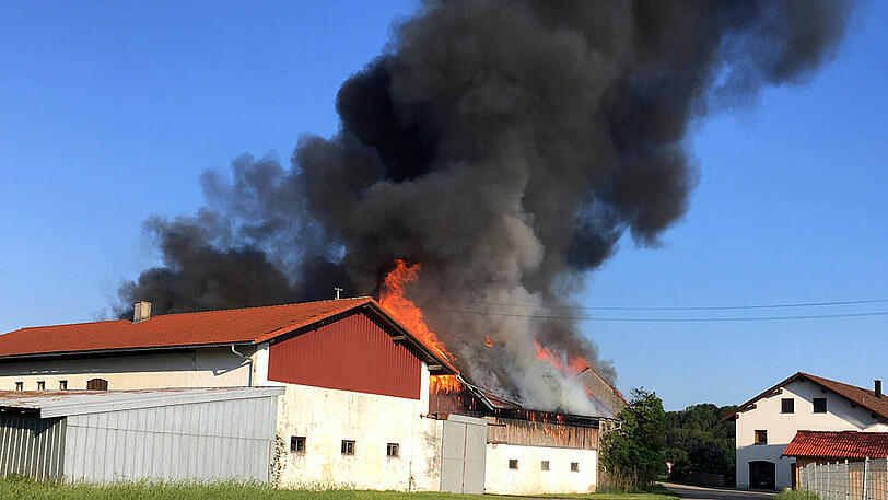 In Polling im Landkreis Weilheim-Schongau hat ein Feuer eine große Schneune zerstört. Die Bilder vom Brand.