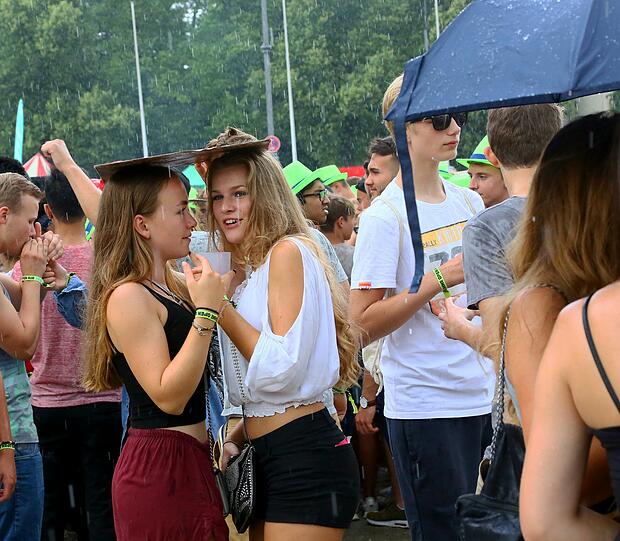 Am Königsplatz beim "Oben ohne"-Festival wurde das Pappschild zum Regenschutz.