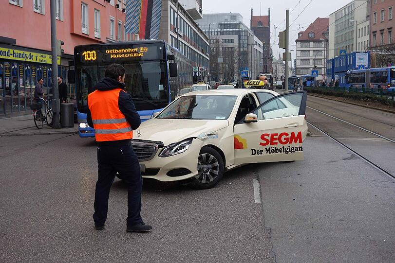 Tram-Unfall am Hauptbahnhof. Die Bilder